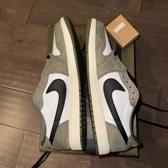 Air Jordan 1 Low OG Medium Olive 2026 - Picture 4 of 6